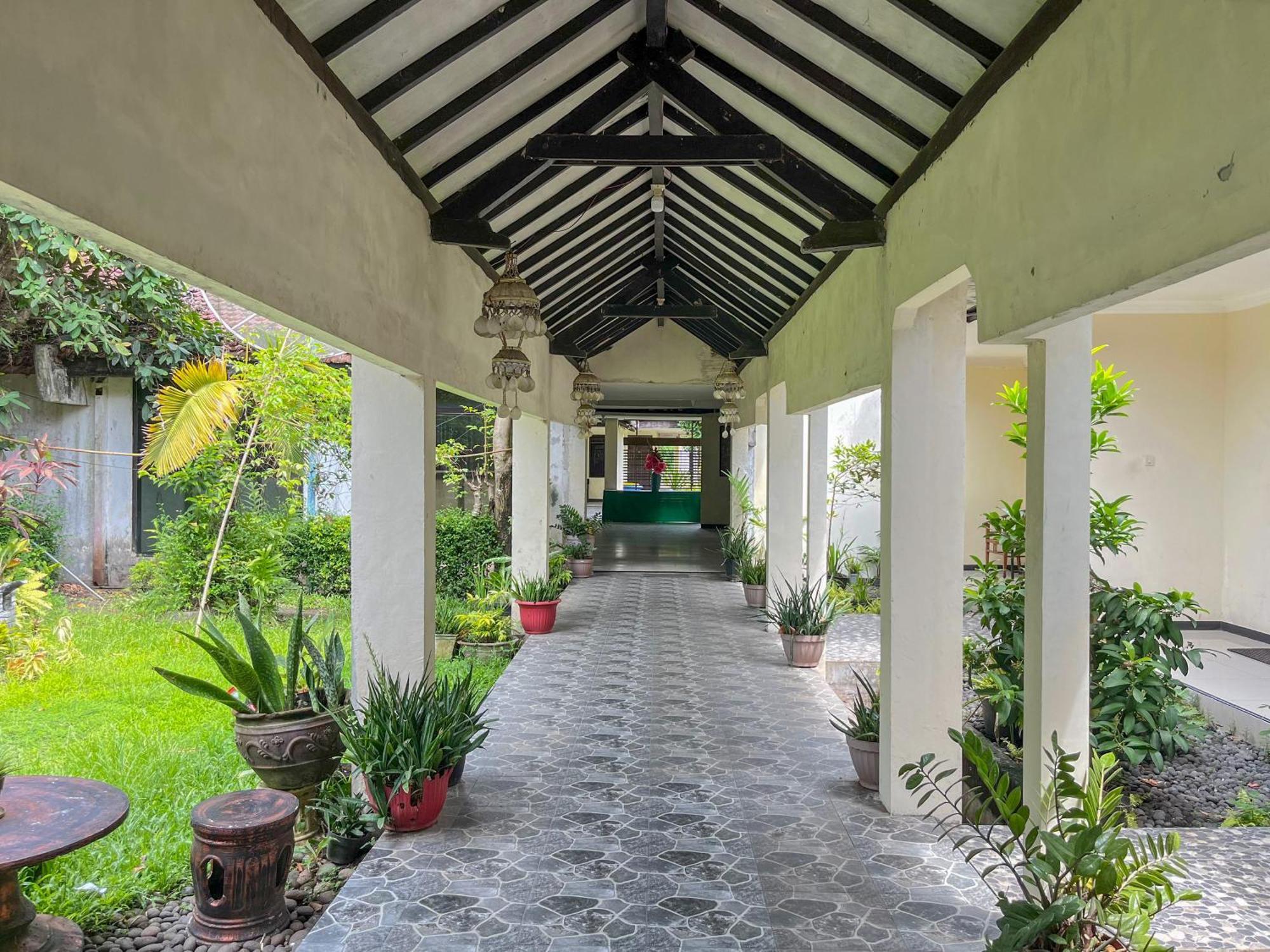 Reddoorz Near Stadion Semeru Lumajang Jawa Timur Ngoại thất bức ảnh